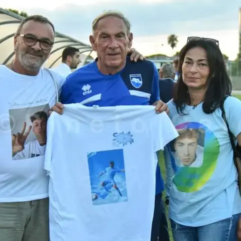 Familiari e amici con la maglia bianca dedicata a Matteo
