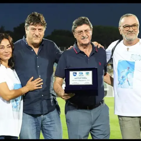 Premiazione a bordo campo: una targa consegnata durante il Memorial