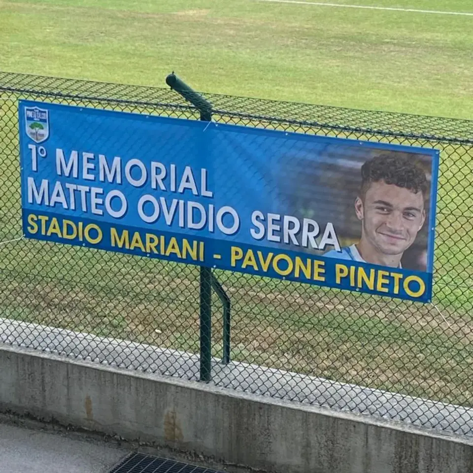 Striscione del primo Memorial Matteo Ovidio Serra allo stadio Mariani–Pavone di Pineto