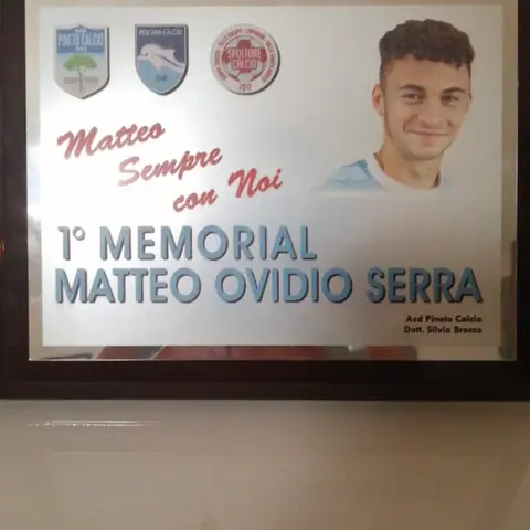 Targa del 1° Memorial Matteo Ovidio Serra con i loghi di Pineto, Pescara e Spoltore Calcio
